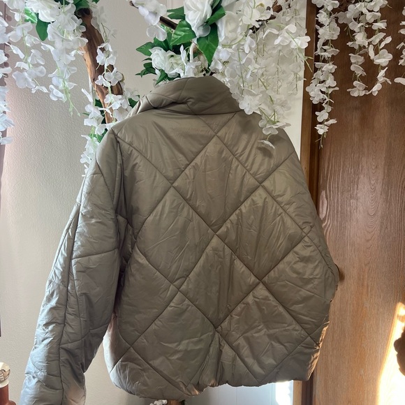 Miou Muse Rowan Cream Cropped Quilted Puffer Jacket 🤎 - Picture 8 of 9
